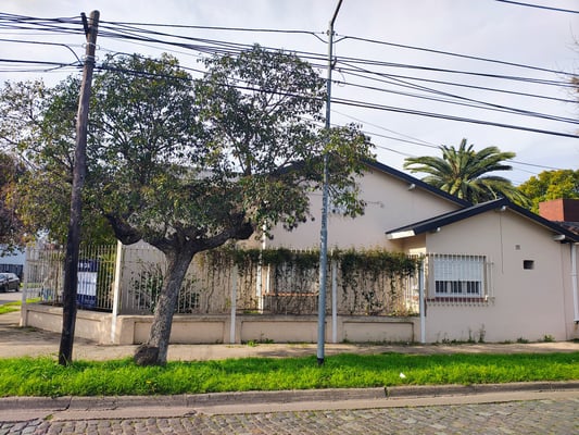 VENTA CASA 4 AMB VILLA BALLESTER. LOTE PROPIO Con Cochera, parrilla y Quincho. — foto 4