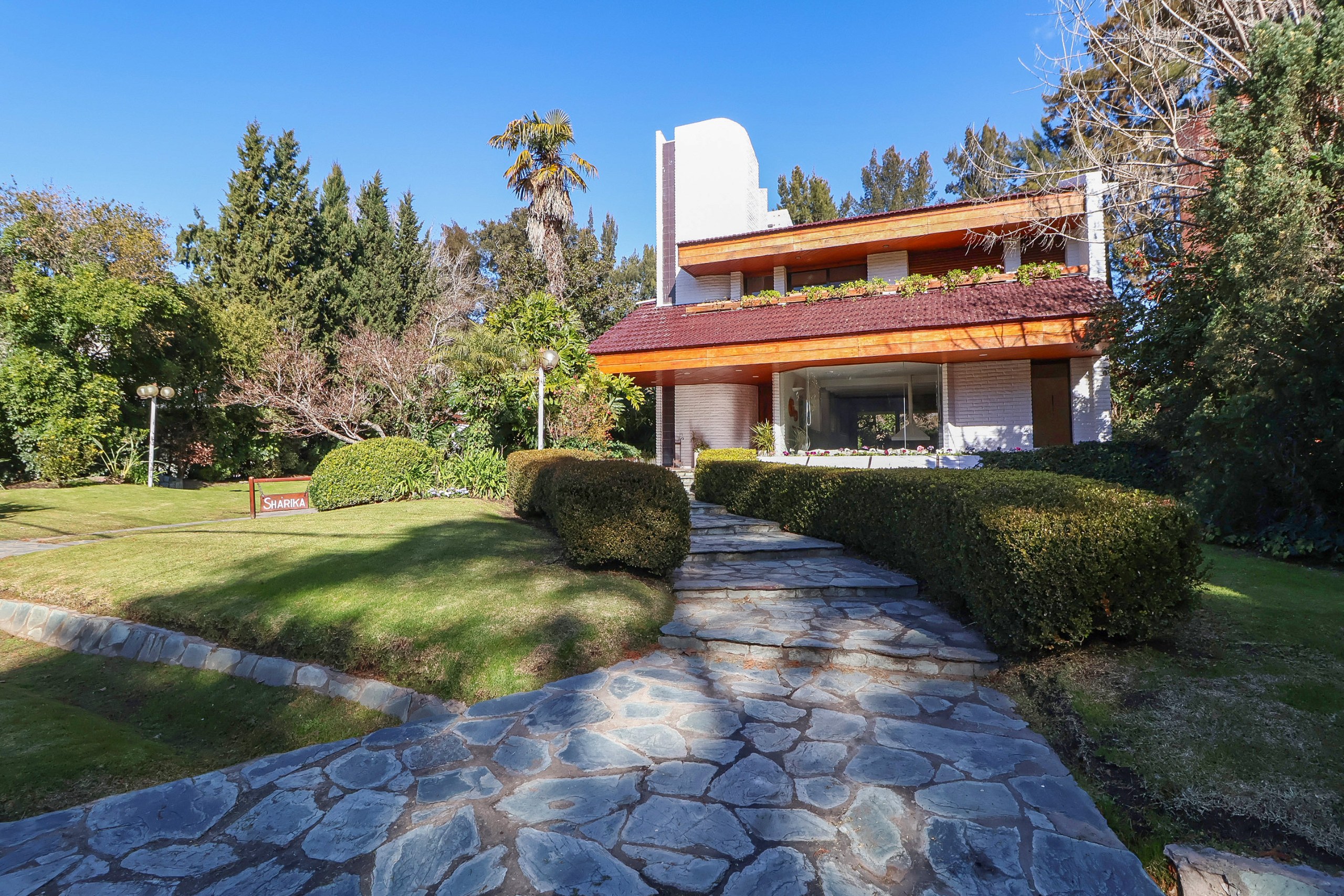 Casa de 6 ambientes en dos lotes con quincho, pileta y parque arbolado — foto 1