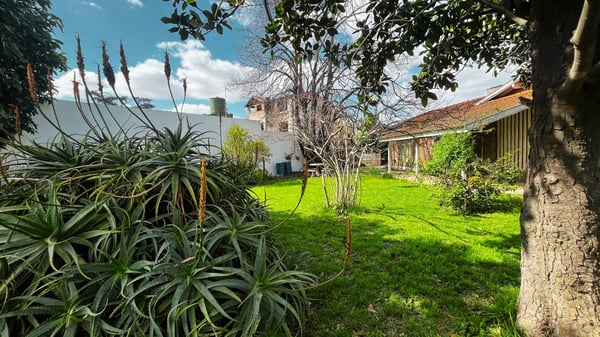 CASA A REFACCIONAR EN LOTE DE ESQUINA  DOBLE FRENTE— VILLA TESEI, HURLINGHAM — foto 2