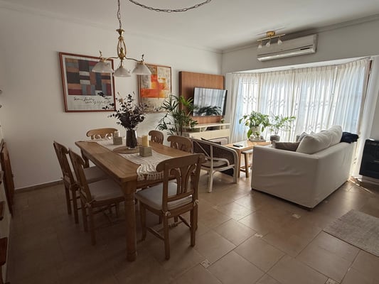 Exclusivo Triplex 4 ambientes con  Jardín y cochera | EXCELENTE ESTADO — foto 3