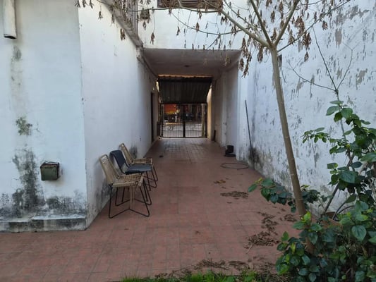 Casa de 4 ambientes en Adrogué con parque, pileta. — foto 2