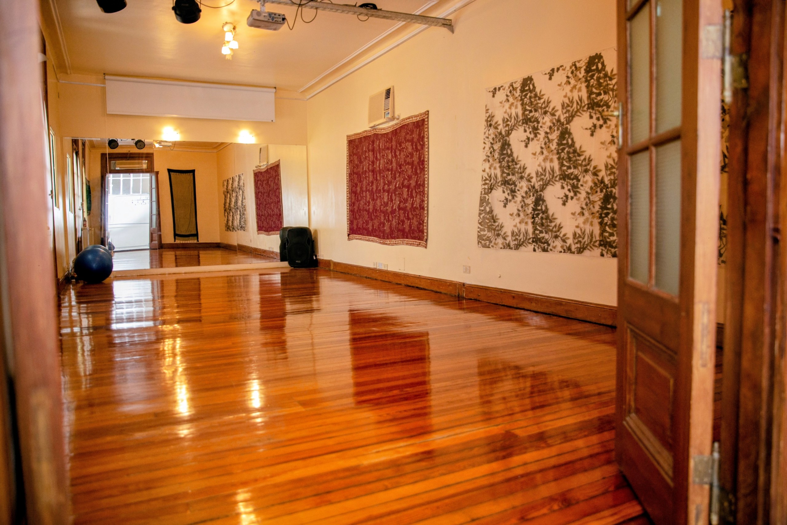 VENTA - AV. CORRIENTES -  HERMOSO PISO COMPLETO DE ÉPOCA - BAJAS EXPENSAS — foto 1
