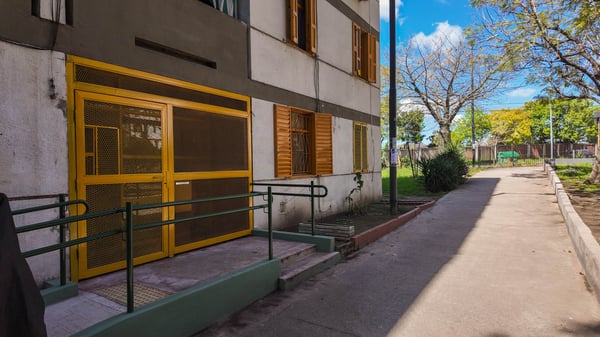 VENTA Depto. 3 ambientes C/ balcón al Frente a Refaccionar - Flores Sur — foto 5