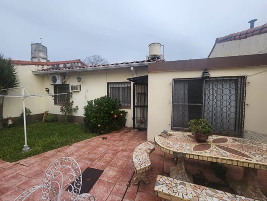 VENTA DE CASA 3 AMB. EN BANFIELD JARDIN COCHERA — foto 4