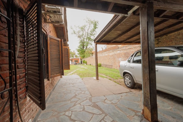 VENTA CASA 4 AMB. PILETA-JARDIN-COCHERA — foto 3