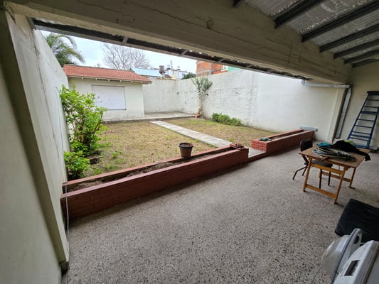 CASA MULTIFAMILIAR DE 2 PLANTAS CON JARDÍN Y COCHERA EN MUNRO — foto 3