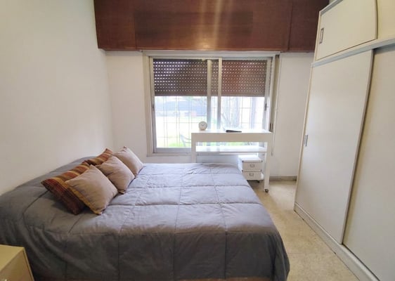 Casa de 6 ambientes en dos plantas con gran jardín y cochera al frente — foto 5
