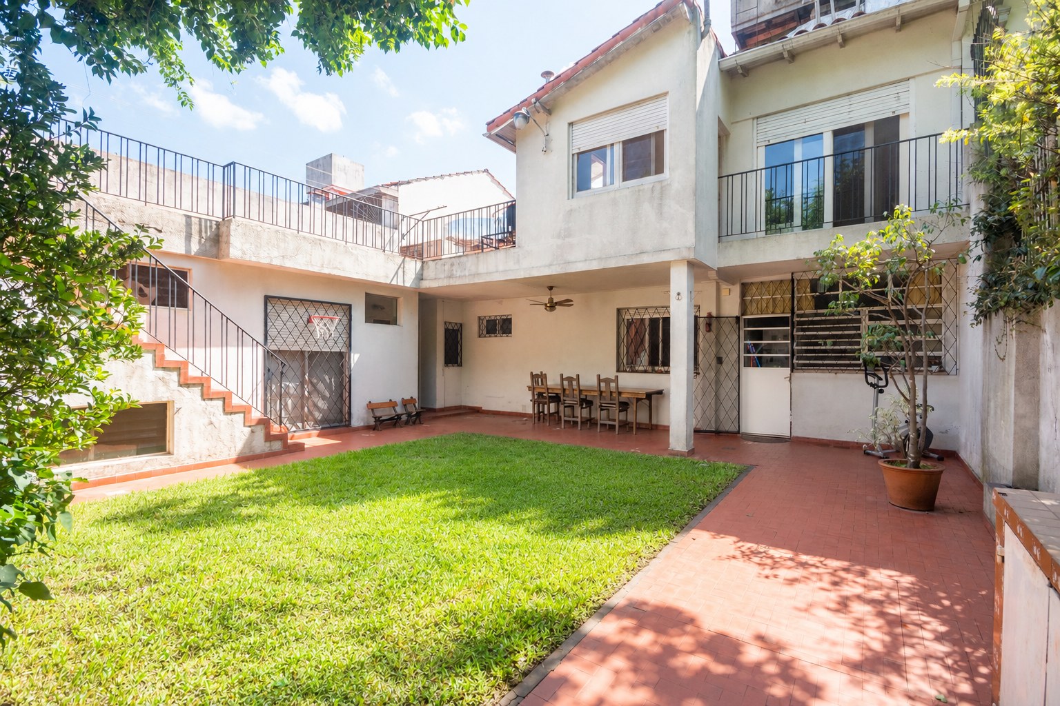 Casa en venta en Olivos Golf con jardín, galería, quincho y cochera — foto 1
