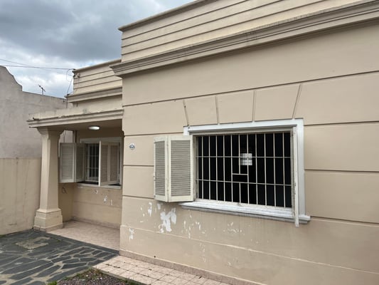 CASA 3 AMBIENTES CON PATIO TERRAZA Y COCHERA PROPIA - CASEROS — foto 3