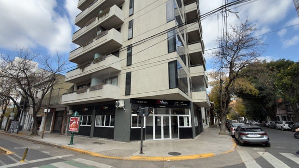 Alquiler Local en esquina de 171 m2 totales con subsuelo — foto 2