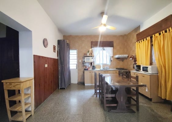 Casa de 6 ambientes en dos plantas con gran jardín y cochera al frente — foto 4