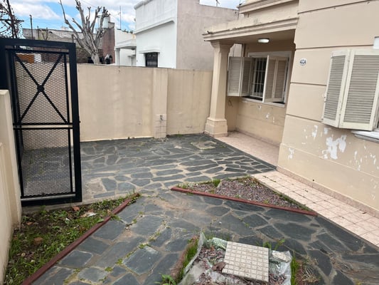 CASA 3 AMBIENTES CON PATIO TERRAZA Y COCHERA PROPIA - CASEROS — foto 4