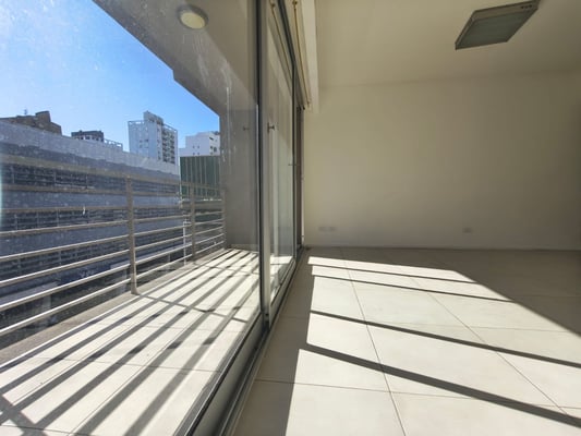 VENTA MONOAMBIENTE EN ALMAGRO LUMINOSO  CON BALCON — foto 2