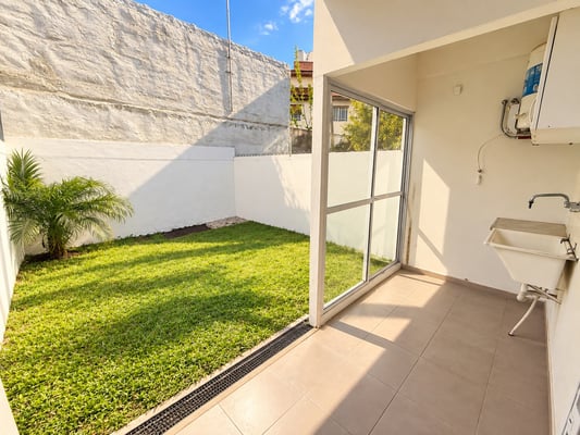 VENTA | 2 AMBIENTES PB CON JARDÍN + GARAGE |  MARTIN CORONADO — foto 2