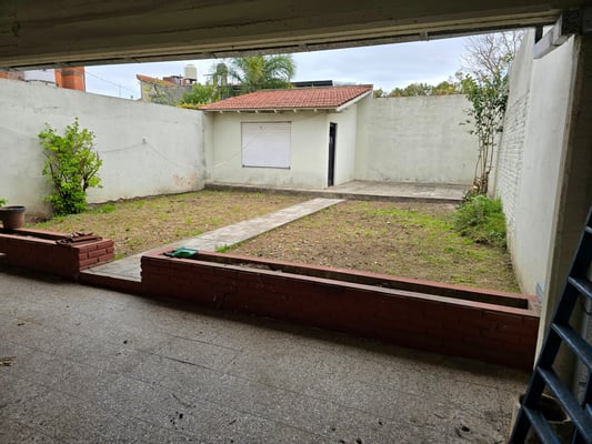CASA MULTIFAMILIAR DE 2 PLANTAS CON JARDÍN Y COCHERA EN MUNRO — foto 2