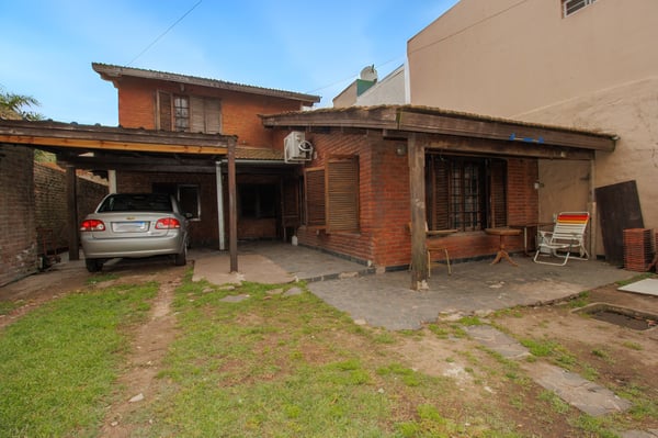 VENTA CASA 4 AMB. PILETA-JARDIN-COCHERA — foto 2