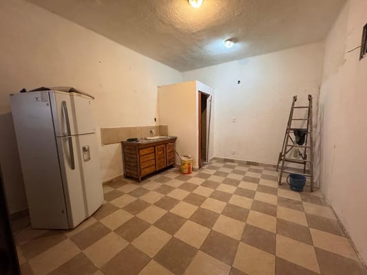Casa con patio a refaccionar en lote propio — foto 2