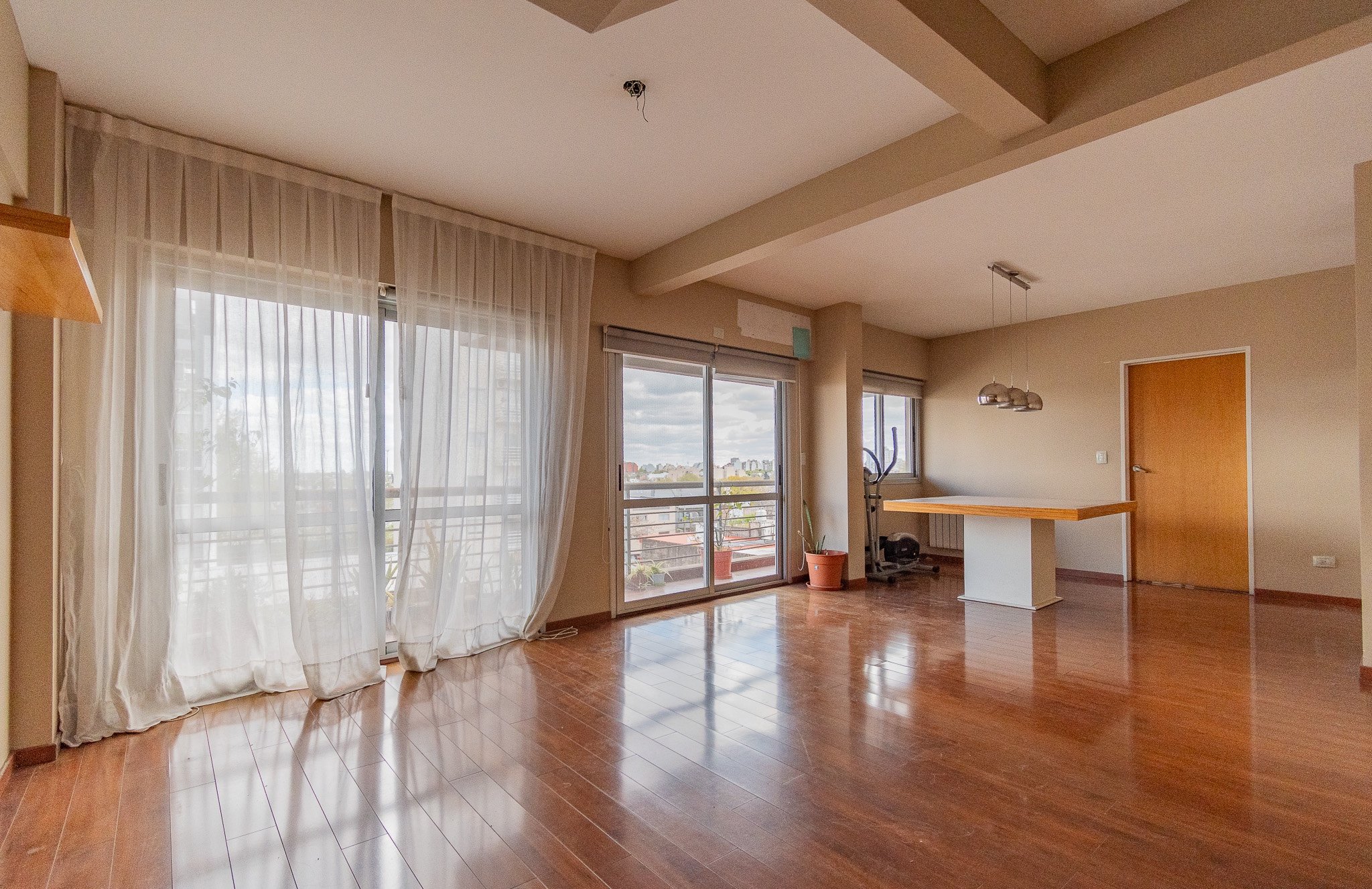 Venta depto 4 amb en duplex con cochera pileta y SUM  en Flores — foto 1