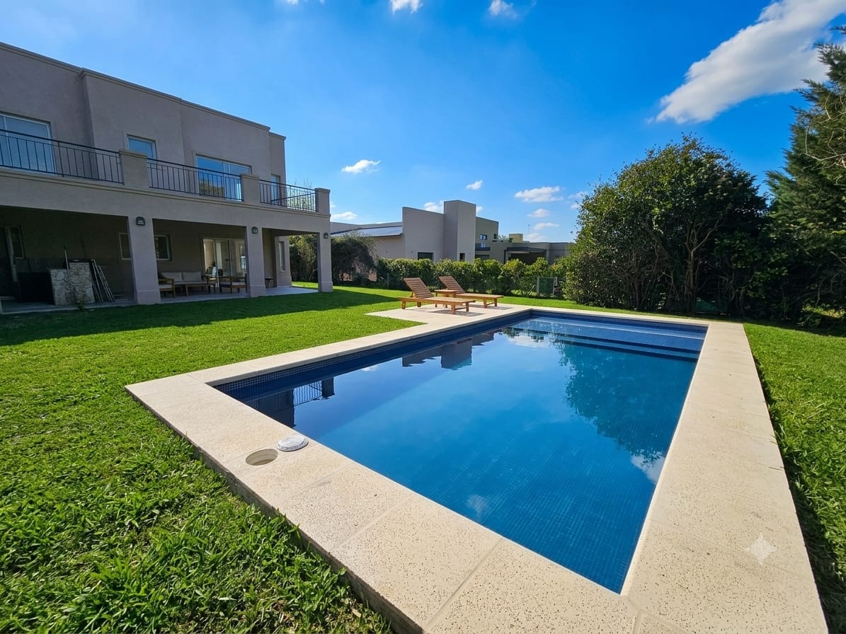 VENTA CASA 6 AMBIENTES CON JARDÍN EN CARDALES VILLAGE — foto 1