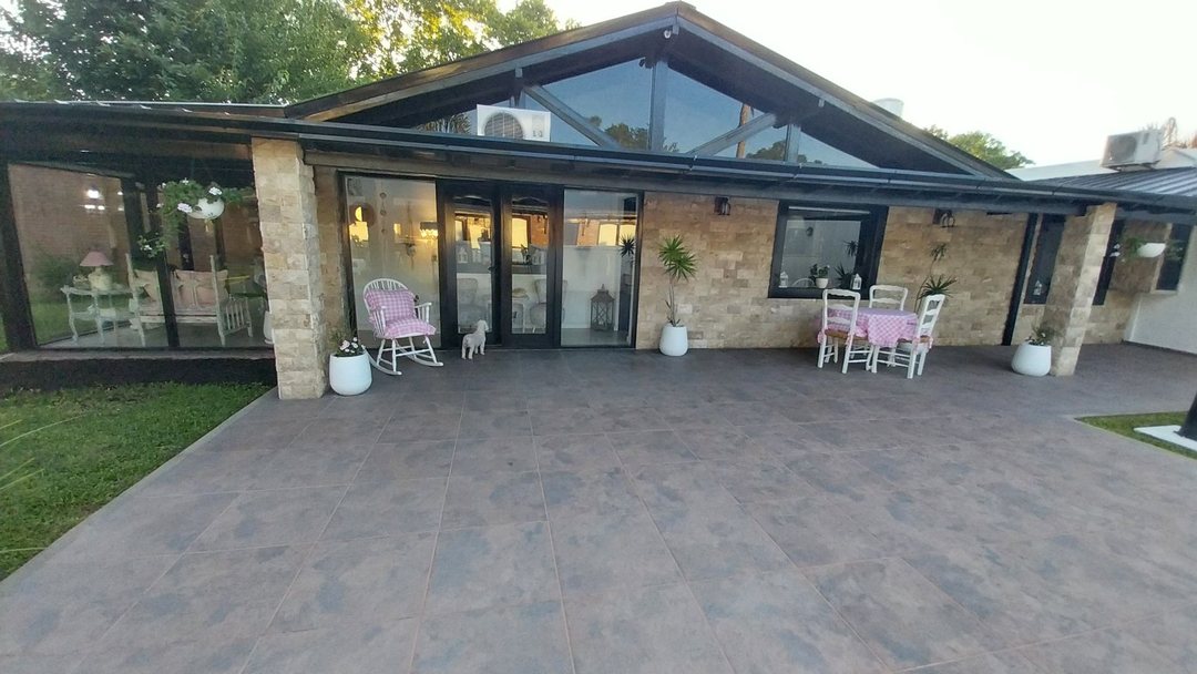 VENTA DE CASA EN LUIS GUILLON CON PARQUE PILETA — foto 1