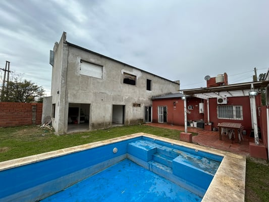 Venta | Casa quinta c/pileta + Local Eventos o Taller | Luján Centro | Sale a 2 calles | gran lote B° semi cerrado — foto 2