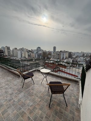 VENTA TRES AMBIENTES CON BALCON TERRAZA, ESPECTACULAR VISTA  AL ESTE, EN  MUY  BUEN  ESTADO, MUY LUMINOSO, — foto 2