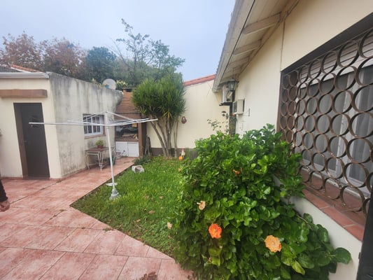 VENTA DE CASA 3 AMB. EN BANFIELD JARDIN COCHERA — foto 3