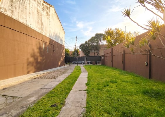 Casa de 6 ambientes en dos plantas con gran jardín y cochera al frente — foto 2