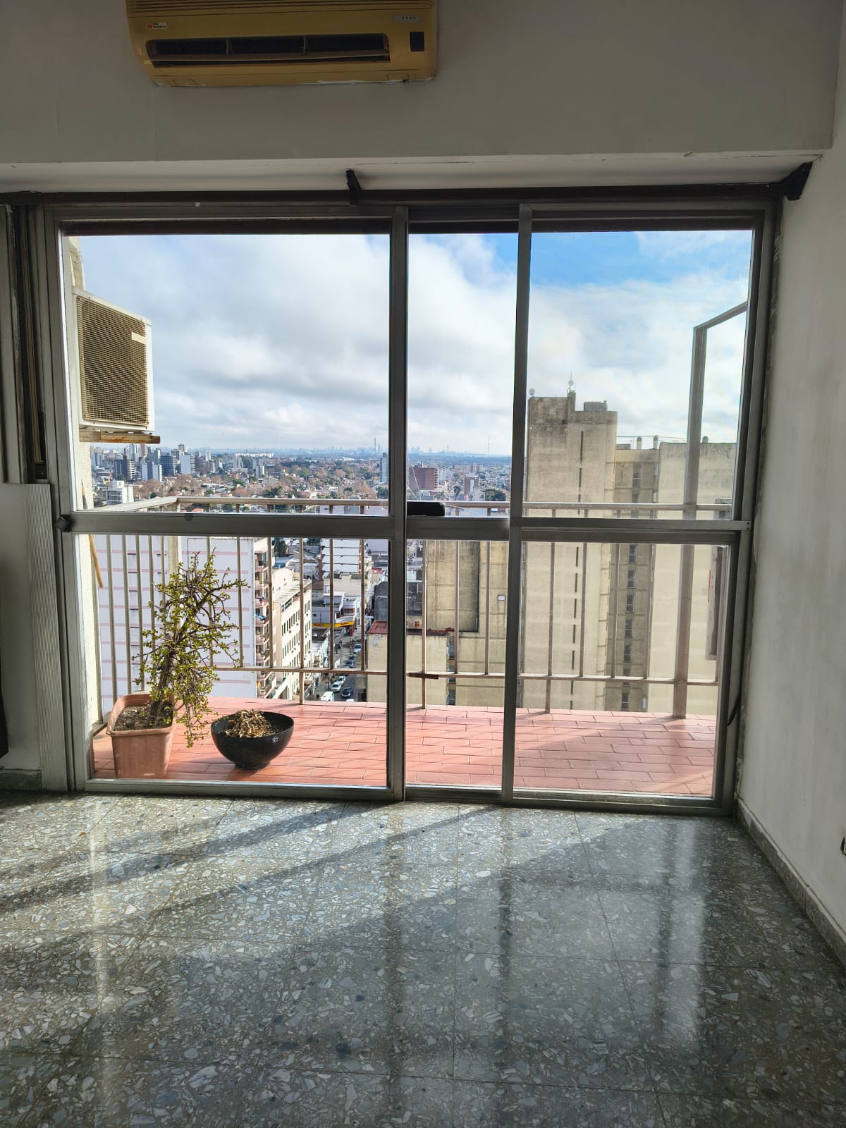 Venta dpto en Quilmes con balcón — foto 1