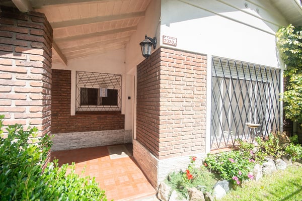 Casa en venta en Olivos Golf con jardín, galería, quincho y cochera — foto 3