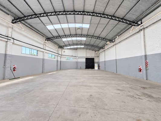 ALQUILER DE IMPORTANTE NAVE INDUSTRIAL / DEPÓSITO DE APROXIMADAMENTE 500 M² EN AVELLANEDA — foto 3