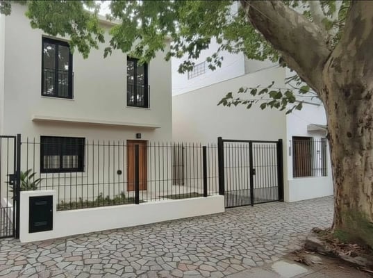 Venta casa a estrenar , 6 ambientes , jardín y parrilla — foto 2