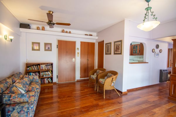 SEMIPISO DE 3 AMBIENTES CON TERRAZA PROPIA Y PARRILLA — foto 4