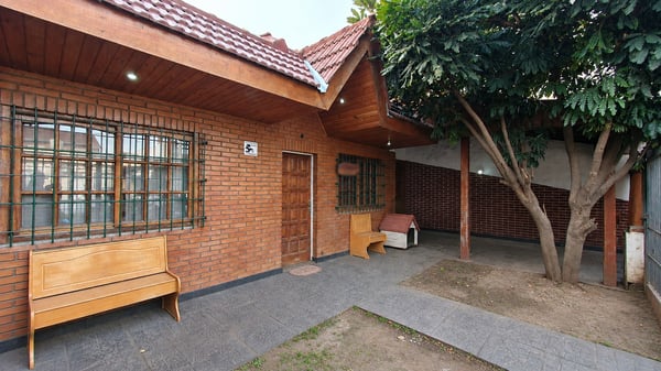 |Venta| Casa 3 ambientes |sobre Lote Propio 167 m2| Patio -Cochera y Jardín |en Villa Ballester| — foto 2