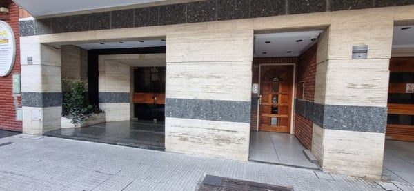 VENTA DEPARTAMENTO SEIS AMBIENTES FLORES  COCHERA — foto 2