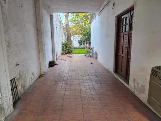 Casa de 4 ambientes en Adrogué con parque, pileta. — foto 3