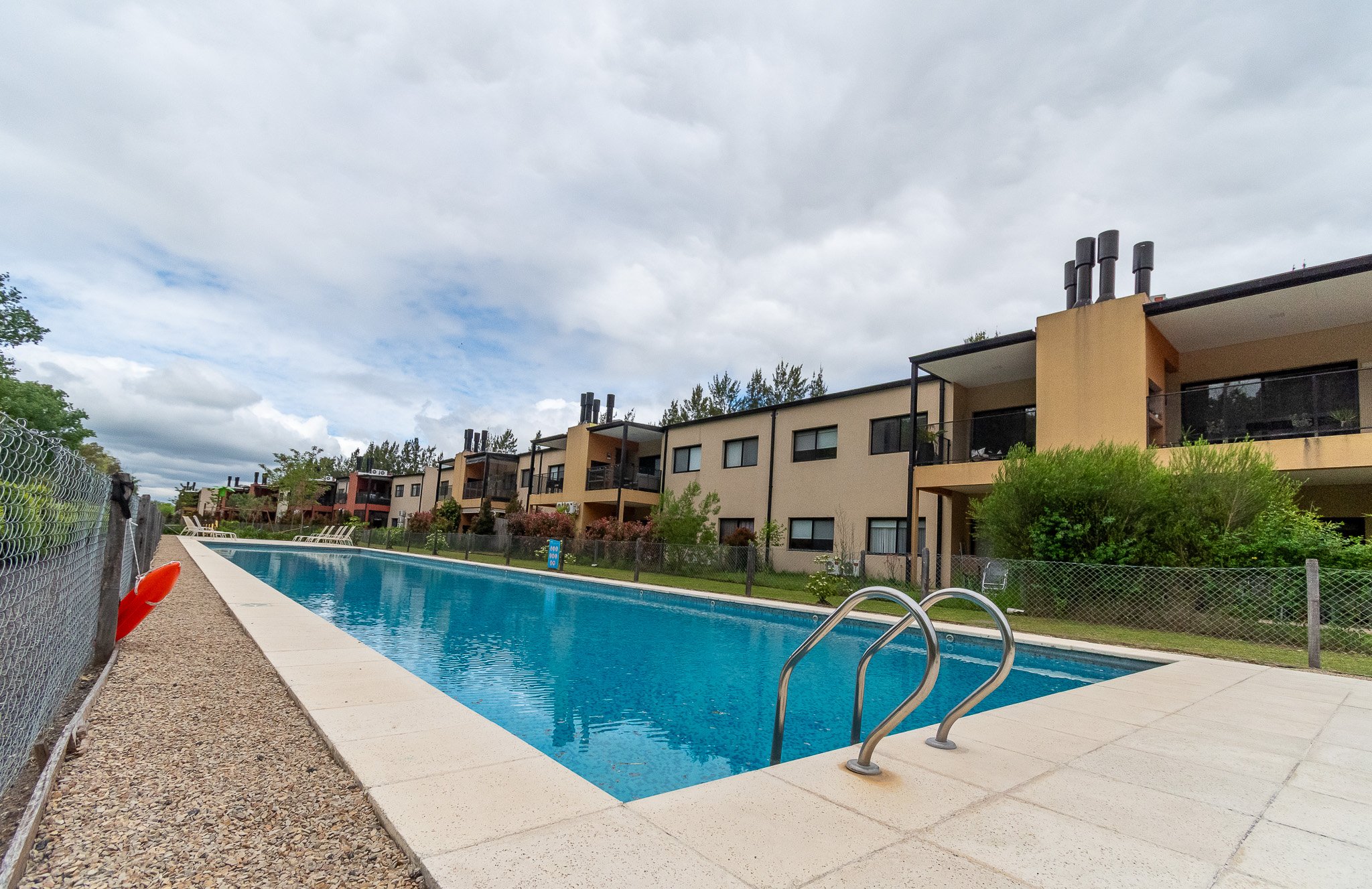 Departamento 2 Ambientes en Altos de la Cañada, Pilar - Galería con toldo y vista a la pileta. — foto 1