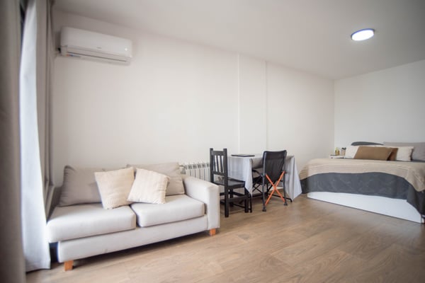 MONOAMBIENTE EN ALQUILER -COLEGIALES- CON BALCON Y VISTA ABIERTA — foto 3