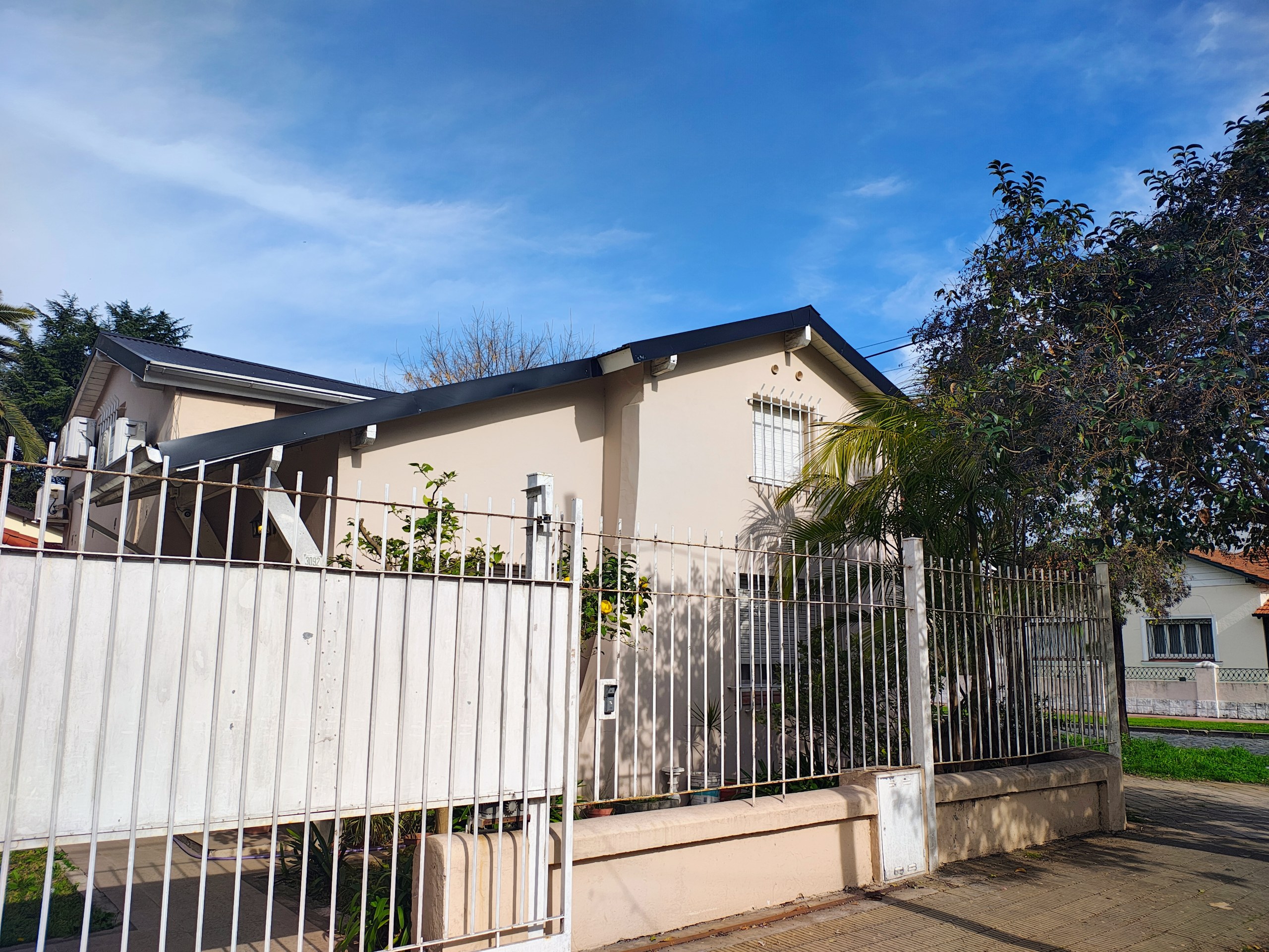 VENTA CASA 4 AMB VILLA BALLESTER. LOTE PROPIO Con Cochera, parrilla y Quincho. — foto 1
