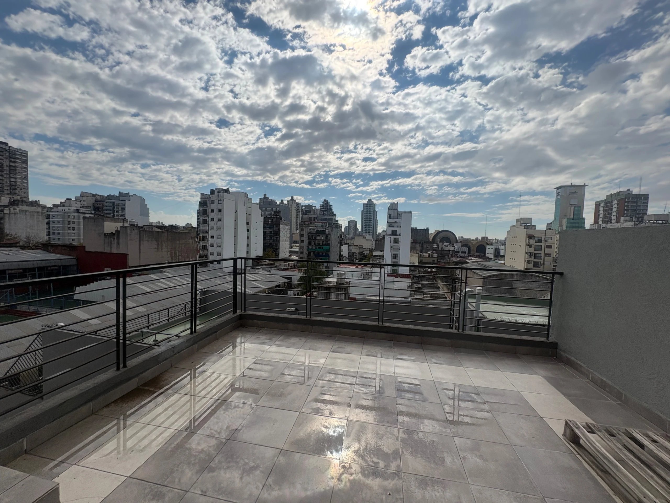 VENTA ABASTO MONOAMBIENTE CON TERRAZA PROPIA. — foto 1