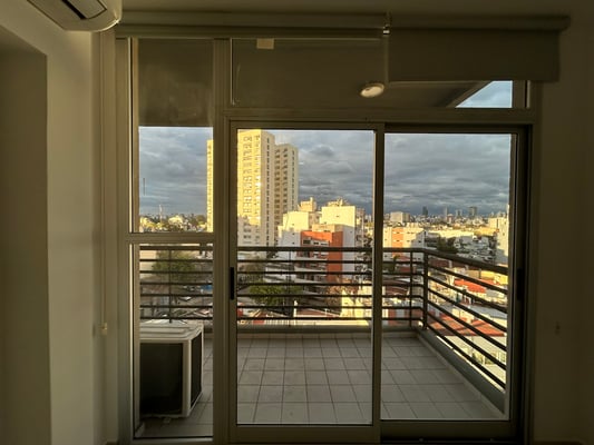 Alquiler | Dto. 3 amb. c/balcón | Frente | Cochera fija | Baño y Toilette  | Super luminoso | Coghlan — foto 2
