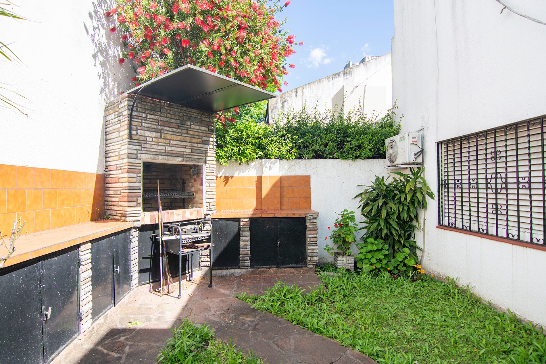 CASA EN LOTE PROPIO 7 AMBIENTES EN RAMOS MEJÍA — foto 1