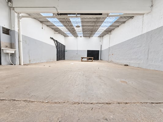 ALQUILER GALPÓN / LOCAL COMERCIAL 915 M² – AV. HIPÓLITO YRIGOYEN – AVELLANEDA — foto 3