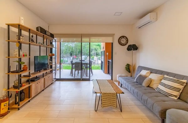 Departamento 2 Ambientes en Altos de la Cañada, Pilar - Galería con toldo y vista a la pileta. — foto 4