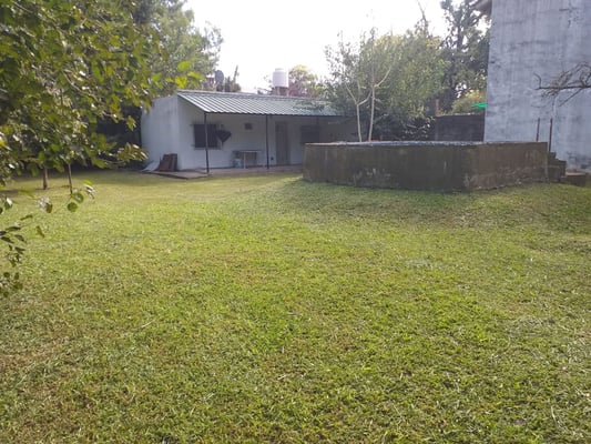 Venta lote con casa a refaccionar en del viso — foto 2