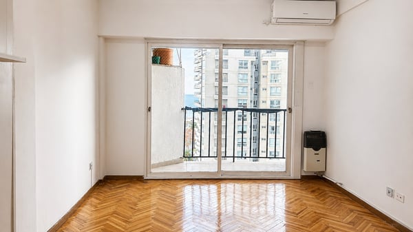 Monoambiente con balcón y vista al río — foto 3
