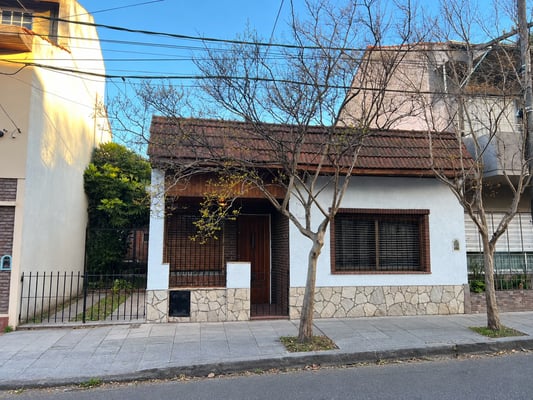 VENTA CASA 3 AMBIENTES CON COCHERA  LOTE PROPIO FLORIDA PARA CONSTRUIR PLANTA ALTA — foto 2