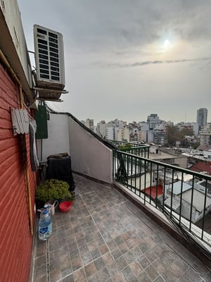 VENTA TRES AMBIENTES CON BALCON TERRAZA, ESPECTACULAR VISTA  AL ESTE, EN  MUY  BUEN  ESTADO, MUY LUMINOSO, — foto 3