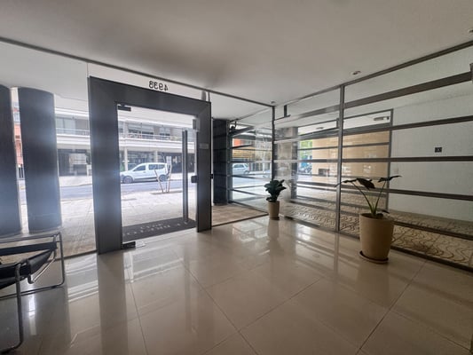 ALQUILER · 2 AMBIENTES EN SEMIPISO CON BALCÓN · VILLA URQUIZA · EDIFICIO CON PILETA Y SUM — foto 5