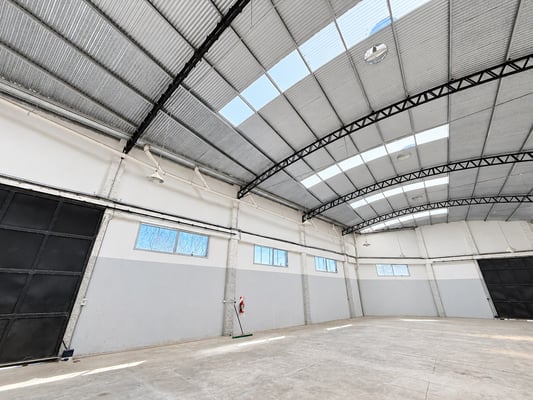 ALQUILER DE IMPORTANTE NAVE INDUSTRIAL / DEPÓSITO DE APROXIMADAMENTE 500 M² EN AVELLANEDA — foto 2